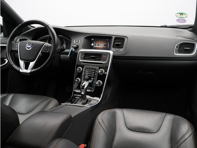 Volvo V60 CROSS COUNTRY 2.0 T5 Polar+ / Lederen bekleding / Schuif-kantel dak / Standkachel / Elektrisch bedienbare voorstoelen / Trekhaak / Cruise controle / Parkeercamera achter /