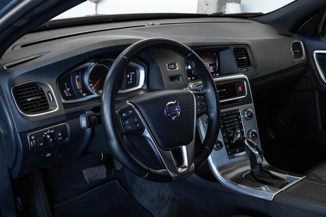 Volvo V60 CROSS COUNTRY T5 Polar+ | Volvo on Call | Afneembare trekhaak | Verwarmbare voorruit | Parkeercamera | Verwarmbare voorstoelen | Schuif/kanteldak | Parkeercamera | Parkeersensoren voor + achter