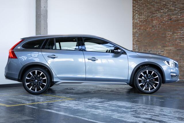 Volvo V60 CROSS COUNTRY T5 Polar+ | Volvo on Call | Afneembare trekhaak | Verwarmbare voorruit | Parkeercamera | Verwarmbare voorstoelen | Schuif/kanteldak | Parkeercamera | Parkeersensoren voor + achter