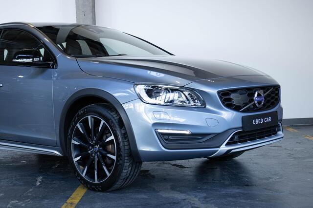 Volvo V60 CROSS COUNTRY T5 Polar+ | Volvo on Call | Afneembare trekhaak | Verwarmbare voorruit | Parkeercamera | Verwarmbare voorstoelen | Schuif/kanteldak | Parkeercamera | Parkeersensoren voor + achter