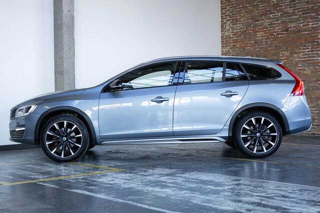 Volvo V60 CROSS COUNTRY T5 Polar+ | Volvo on Call | Afneembare trekhaak | Verwarmbare voorruit | Parkeercamera | Verwarmbare voorstoelen | Schuif/kanteldak | Parkeercamera | Parkeersensoren voor + achter