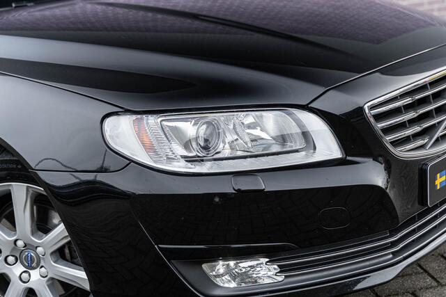 Volvo V70 2.0 T4 Polar | Trekhaak | Lederen bekleding | Bi-xenon koplampen | Standkachel | Navigatie | Stoelverwarming | Niveauregeling | Voorruitverwarming | Climate control | Origineel Nederlandse auto | Cruise control | Volvo On Call | Elektrische achterklep |