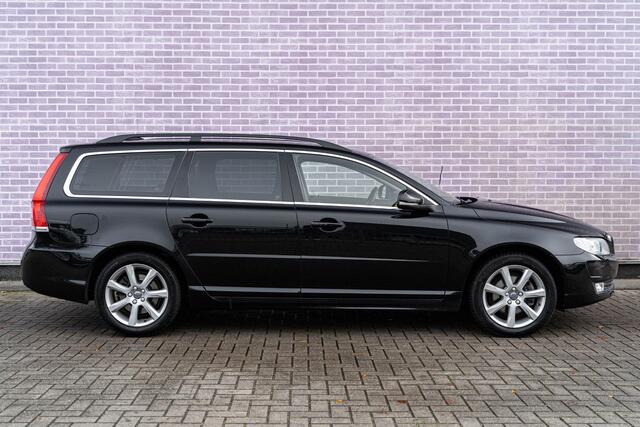 Volvo V70 2.0 T4 Polar | Trekhaak | Lederen bekleding | Bi-xenon koplampen | Standkachel | Navigatie | Stoelverwarming | Niveauregeling | Voorruitverwarming | Climate control | Origineel Nederlandse auto | Cruise control | Volvo On Call | Elektrische achterklep |