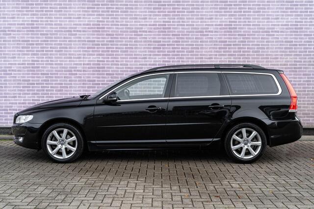 Volvo V70 2.0 T4 Polar | Trekhaak | Lederen bekleding | Bi-xenon koplampen | Standkachel | Navigatie | Stoelverwarming | Niveauregeling | Voorruitverwarming | Climate control | Origineel Nederlandse auto | Cruise control | Volvo On Call | Elektrische achterklep |