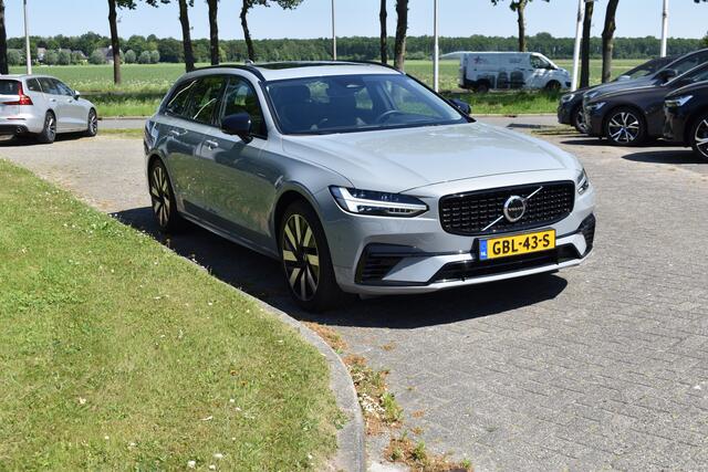 Volvo V90 T6 350 PK Plug-in hybrid AWD Ultra Dark Trekhaak | HUD | H&K | 360 Camera | Pano Dak | Leer