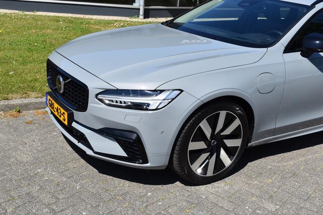 Volvo V90 T6 350 PK Plug-in hybrid AWD Ultra Dark Trekhaak | HUD | H&K | 360 Camera | Pano Dak | Leer
