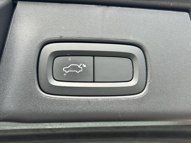 Volvo V90 2.0 T8 AWD Momentum / Navigatie / Climate Control / Cruise Control Adaptief / Achterklep Elektrisch / Trekhaak 2100 KG Trekgewicht /