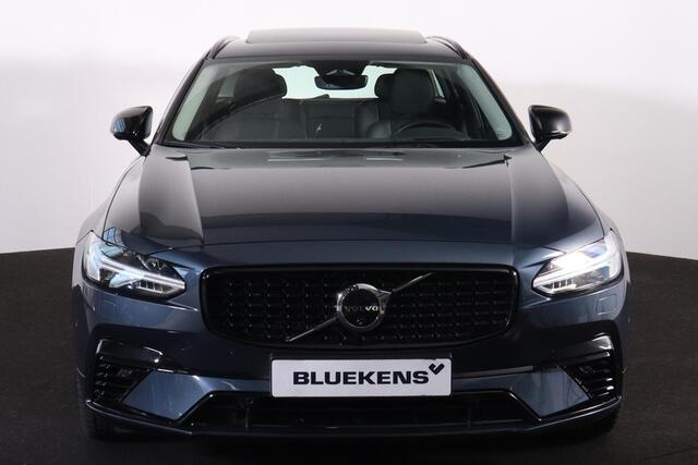 Volvo V90 T6 Recharge AWD Ultra Dark - Panorama/schuifdak - IntelliSafe Assist & Surround - 360º Camera - Harman/Kardon audio - Adaptieve LED koplampen - Verwarmde voorstoelen, stuur & achterbank - Parkeersensoren voor & achter - Elektr. bedienb. voorstoelen met ge