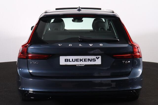 Volvo V90 T6 Recharge AWD Ultra Dark - Panorama/schuifdak - IntelliSafe Assist & Surround - 360º Camera - Harman/Kardon audio - Adaptieve LED koplampen - Verwarmde voorstoelen, stuur & achterbank - Parkeersensoren voor & achter - Elektr. bedienb. voorstoelen met ge