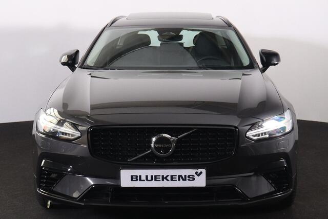 Volvo V90 T6 Recharge AWD Ultra Dark - Panorama/schuifdak - IntelliSafe Assist & Surround - 360º Camera - Harman/Kardon audio - Adaptieve LED koplampen - Verwarmde voorstoelen, stuur & achterbank - Parkeersensoren voor & achter - Elektr. bedienb. voorstoelen met ge