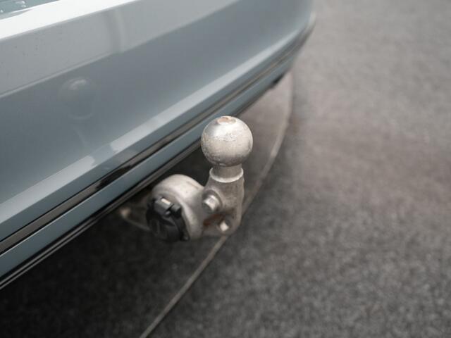 Volvo V90 T6 AWD R-Design Plug In Hybrid 340pk Dealer O.H PHEV | Trekhaak Af Fabriek | Panodak | Adaptive Cruise | Head Up | Harman & Kardon | 360 Camera | Lederen Sporstoelen Memory & Verwarmd | Pilot Assist | Apple Carplay | Navigatie | DAB |