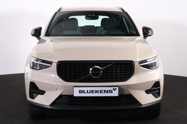 Volvo XC40 B4 Plus Dark - IntelliSafe Assist & Surround - Harman/Kardon audio - Parkeercamera achter - Verwarmde voorstoelen & stuur - Parkeersensoren voor & achter - Elektr. bedienb. voorstoelen met geheugen links - Draadloze tel. lader - 20' LMV