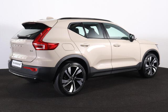 Volvo XC40 B4 Plus Dark - IntelliSafe Assist & Surround - Harman/Kardon audio - Parkeercamera achter - Verwarmde voorstoelen & stuur - Parkeersensoren voor & achter - Elektr. bedienb. voorstoelen met geheugen links - Draadloze tel. lader - 20' LMV