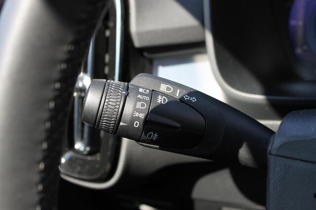 Volvo XC40 B4 211PK Automaat Plus Dark Adaptieve Cruise Control / Semi elektrisch wegklapbare trekhaak / Verwarmbare voorruit / Google Infotainment / Blis / Parkeersensoren voor en achter met parkeercamera