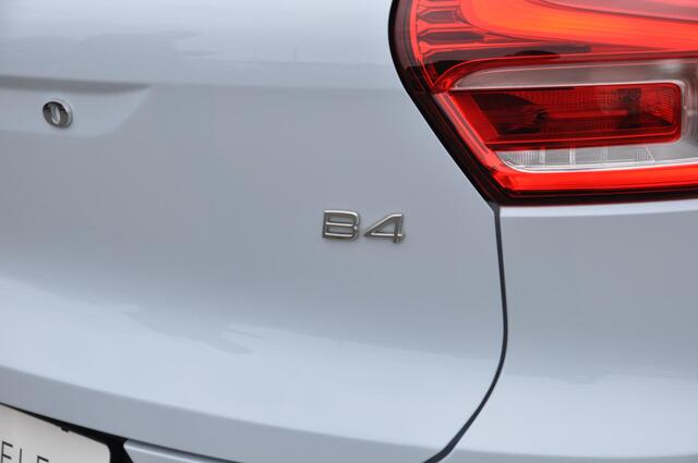 Volvo XC40 B4 211PK Automaat Plus Dark / Adaptive cruise control / Elektrische stoelen / Harman Kardon audio / Pilot assist / BLIS / Stoel en stuur verwarming / Elektrische achterklep / Parkeersensoren met 360 camera / Google infotainment