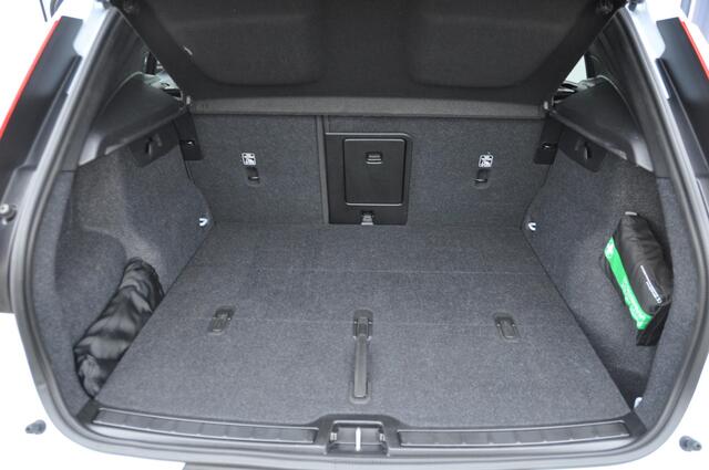 Volvo XC40 B4 211PK Automaat Plus Dark / Adaptive cruise control / Elektrische stoelen / Harman Kardon audio / Pilot assist / BLIS / Stoel en stuur verwarming / Elektrische achterklep / Parkeersensoren met 360 camera / Google infotainment