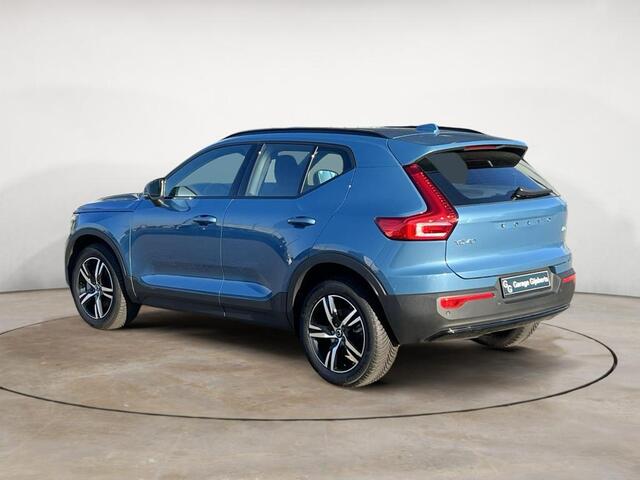 Volvo XC40 2.0 B3 Plus Dark - Stoelverwarming - Stuurverwarming - Harman/Kardon Audio - Camera achter - Metallic lak