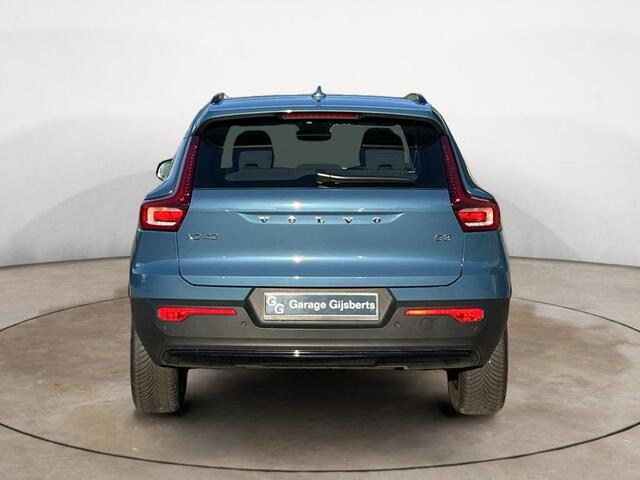 Volvo XC40 2.0 B3 Plus Dark - Stoelverwarming - Stuurverwarming - Harman/Kardon Audio - Camera achter - Metallic lak