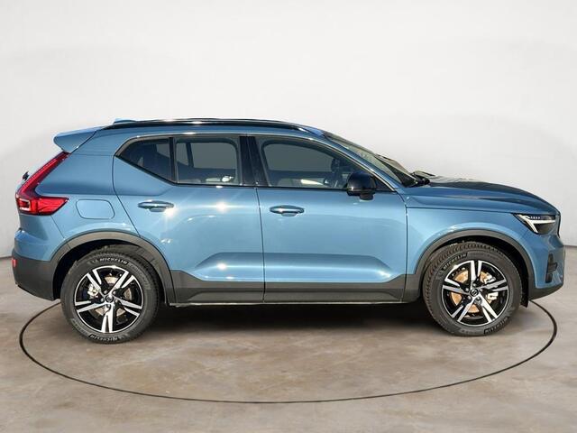 Volvo XC40 2.0 B3 Plus Dark - Stoelverwarming - Stuurverwarming - Harman/Kardon Audio - Camera achter - Metallic lak