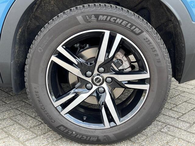 Volvo XC40 2.0 B3 Plus Dark - Stoelverwarming - Stuurverwarming - Harman/Kardon Audio - Camera achter - Metallic lak