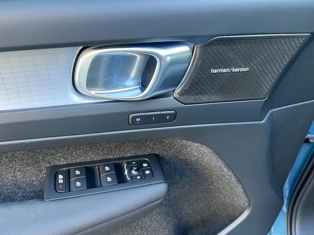 Volvo XC40 2.0 B3 Plus Dark - Stoelverwarming - Stuurverwarming - Harman/Kardon Audio - Camera achter - Metallic lak