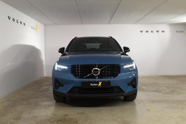 Volvo XC40 B4 211PK Automaat Plus Dark / Climate pack / Donker getint glas / 19'' velgen / Adaptieve cruise control / DAB+ / El. Achterklep