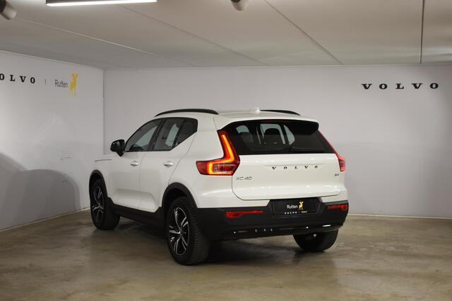 Volvo XC40 B4 211PK Automaat Plus Dark / Adaptieve Cruisecontrol / Parkeersensoren / Stoelverwarming / Stuurverwarming / Elektrische Stoelen / Trekhaak /