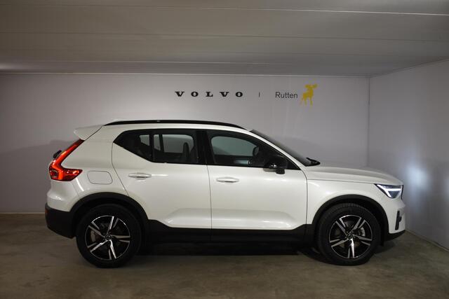 Volvo XC40 B4 211PK Automaat Plus Dark / Adaptieve Cruisecontrol / Parkeersensoren / Stoelverwarming / Stuurverwarming / Elektrische Stoelen / Trekhaak /