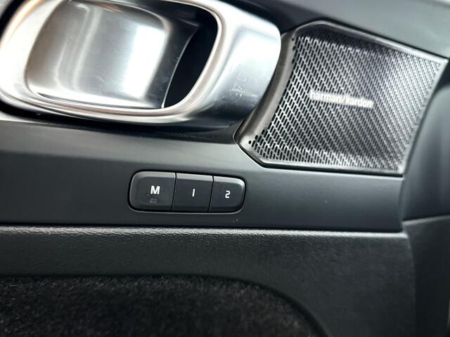 Volvo XC40 B4 Plus Dark | Trekhaak | Stoel- en stuurverwarming | Harman Kardon