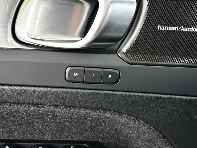 Volvo XC40 B4 Aut. Plus Dark | Harman Kardon | Stoel- en stuurverwarming | Parkeercamera | Trekhaak