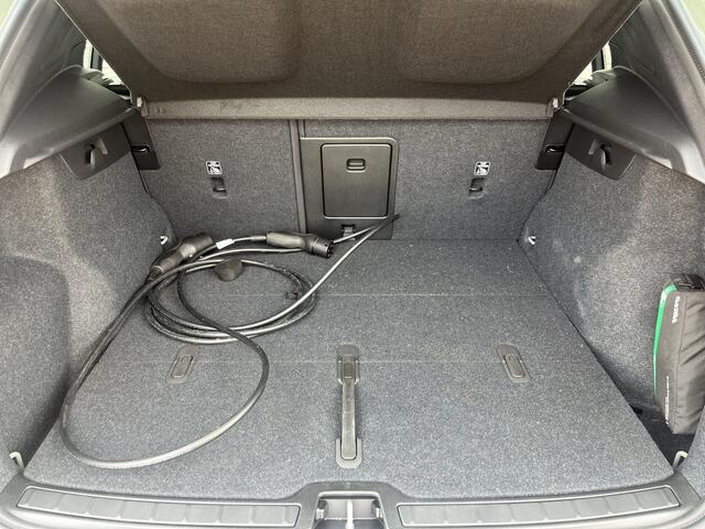 Volvo XC40 Single Motor Plus 69 kWh / Stoel- en stuurverwarming / Achteruitrijcamera / Elektrische achterklep /