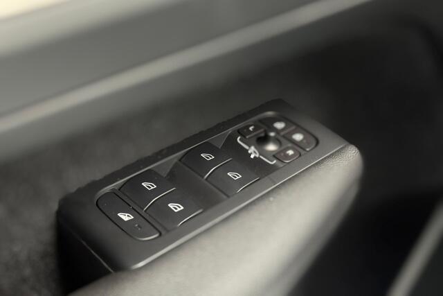 Volvo XC40 1.5 T3 Momentum Pro 164pk - Camera - ACC - Pano - Trekhaak - Carplay - Harman Kardon - Rijklaar