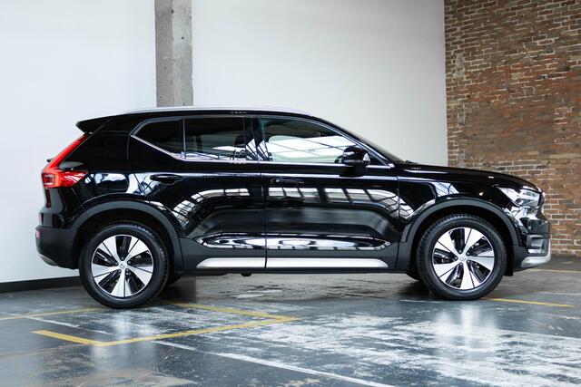 Volvo XC40 B4 Inscription | Electrische bedienbare voorstoelen | Stoelverwarming | 360° parkeercamera | Adaptive cruise control | Exterieur Stylingkit | BLIS | Volvo on Call | Parkeerverwarming | Parkeersensoren voor + achter |