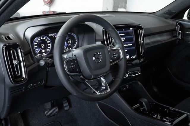 Volvo XC40 T4 Recharge Inscription | 360° Parkeercamera | Semi Electrische Wegklapbare trekhaak | 4-Seizoenenbanden | Draadloze telefoonlader | Panoramadak | Harman Kardon Premium Audio | Stoel en Stuurwielverwarming | Parkeersensoren voor + achter | Parkeerverwarmi