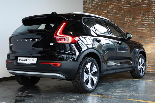 Volvo XC40 T4 Recharge Inscription | 360° Parkeercamera | Semi Electrische Wegklapbare trekhaak | 4-Seizoenenbanden | Draadloze telefoonlader | Panoramadak | Harman Kardon Premium Audio | Stoel en Stuurwielverwarming | Parkeersensoren voor + achter | Parkeerverwarmi