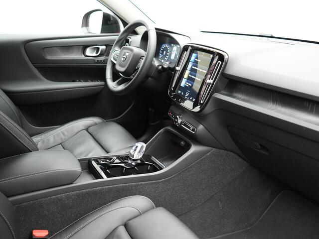 Volvo XC40 T5 Plus Dark Plug In Hybrid 262pk Dealer O.H PHEV | Adaptive Cruise | Camera | Harman Kardon | Apple Carplay | Lederen Sportstoelen Memory & Verwarmd | Pilot Assist | Blis | Navigatie | Virtual | DAB |