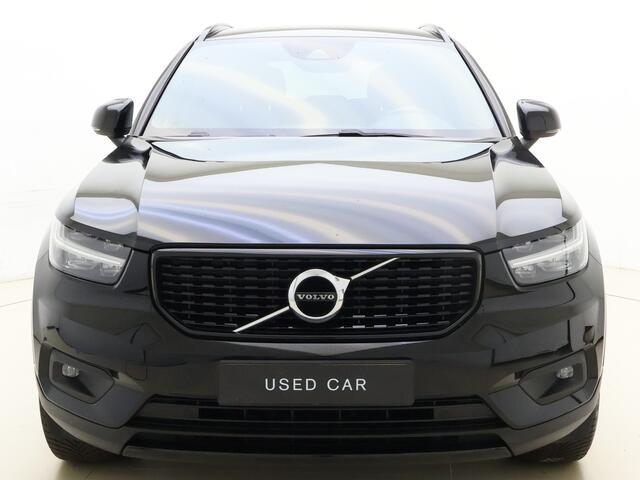 Volvo XC40 B4 AWD 211pk R-Design / Nubuck / Camera achter / Trekhaak / BLIS / ACC / Elektr. Achterklep / Alarm klasse 3 / Lane Keeping Aid / Verw. Voorruit /