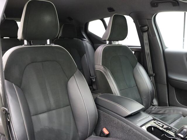 Volvo XC40 B4 AWD 211pk R-Design / Nubuck / Camera achter / Trekhaak / BLIS / ACC / Elektr. Achterklep / Alarm klasse 3 / Lane Keeping Aid / Verw. Voorruit /