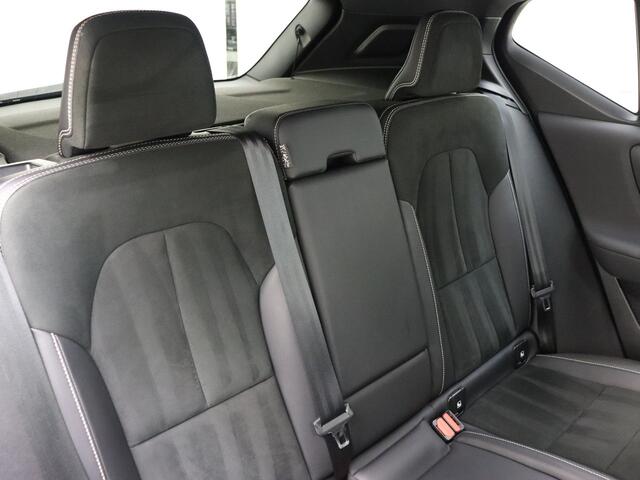 Volvo XC40 B4 AWD 211pk R-Design / Nubuck / Camera achter / Trekhaak / BLIS / ACC / Elektr. Achterklep / Alarm klasse 3 / Lane Keeping Aid / Verw. Voorruit /