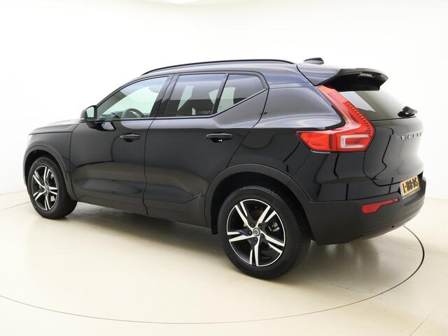 Volvo XC40 B4 AWD 211pk R-Design / Nubuck / Camera achter / Trekhaak / BLIS / ACC / Elektr. Achterklep / Alarm klasse 3 / Lane Keeping Aid / Verw. Voorruit /