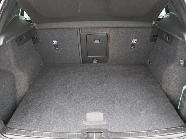 Volvo XC40 Recharge P8 AWD R-Design Elek. achterklep, Achteruitrijcamera, PDC v+a, Cruise Control, Stoelverwarming, DAB, Dodehoek Detectie, Keyless, Apple Carplay, 19" Lmv, LED