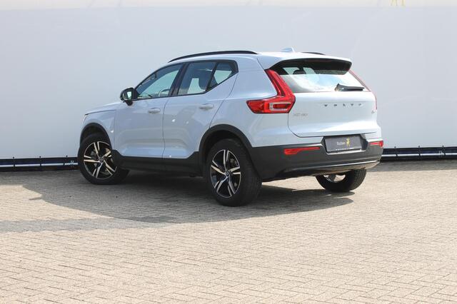 Volvo XC40 B4 211PK Plus Dark Google infotainment / Adaptieve cruise control / Verwarmbare voorstoelen en stuurwiel / Elektrisch bedienbare bestuurdersstoel met geheugen / Semi elektrisch wegklapbare trekhaak