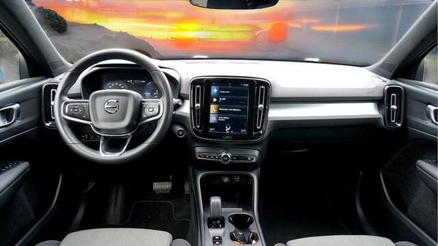Volvo XC40 1.5 T4 Plug-in Hybrid 155kW/211pk DCT7 Inscription Exp. FACELIFT! CLIMA + ADAPT.CRUISE + BLIS + NAVI SENSUS + LANE ASSIST + SPORTSTOELEN + KEYLESS ENTRY&GO + EL.ACHTERKLEP + CAMERA + PD-GLASS + PARKSENSOREN V&A + 18" LM-VELGEN!!