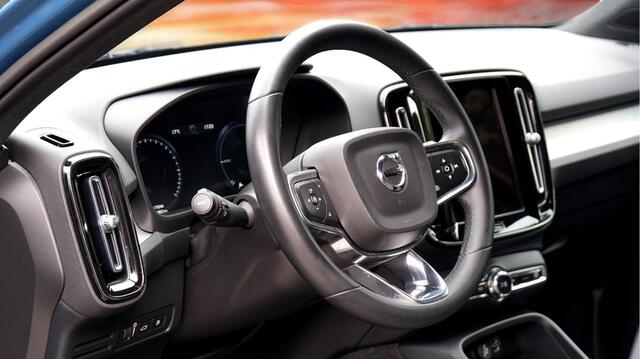 Volvo XC40 1.5 T4 Plug-in Hybrid 155kW/211pk DCT7 Inscription Exp. FACELIFT! CLIMA + ADAPT.CRUISE + BLIS + NAVI SENSUS + LANE ASSIST + SPORTSTOELEN + KEYLESS ENTRY&GO + EL.ACHTERKLEP + CAMERA + PD-GLASS + PARKSENSOREN V&A + 18" LM-VELGEN!!