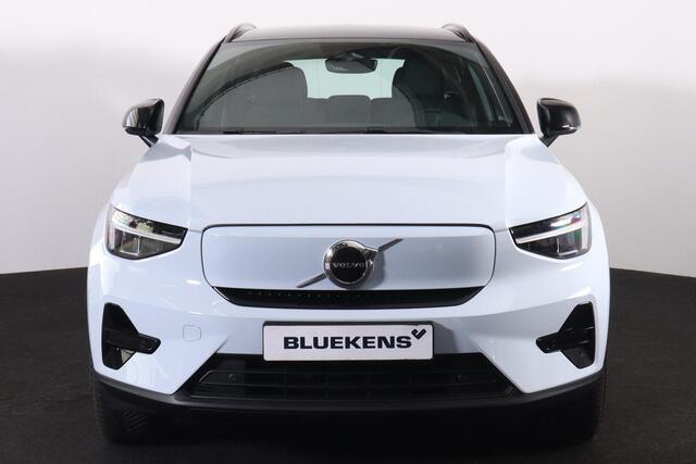 Volvo XC40 Extended Range Plus 82 kWh - IntelliSafe Assist & Surround - Parkeercamera achter - Verwarmde voorstoelen & stuur - Parkeersensoren voor & achter - Draadloze tel. lader - Warmtepomp - Elektr. inklapbare trekhaak - 19' LMV