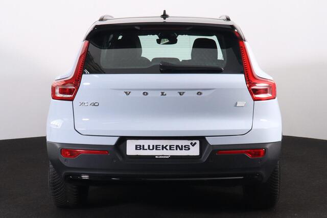 Volvo XC40 Extended Range Plus 82 kWh - IntelliSafe Assist & Surround - Parkeercamera achter - Verwarmde voorstoelen & stuur - Parkeersensoren voor & achter - Draadloze tel. lader - Warmtepomp - Elektr. inklapbare trekhaak - 19' LMV