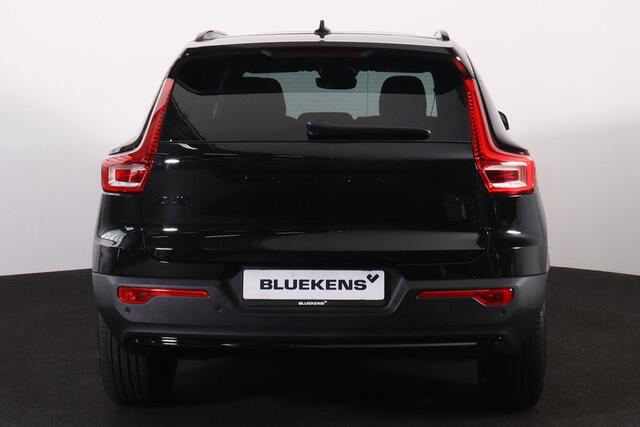 Volvo XC40 2.0 B4 Plus Black Edition Panorama/schuifdak - IntelliSafe Assist & Surround - 360º Camera - Harmon Kardon Audio - Verwarmde voorstoelen, stuur & achterbank - Parkeersensoren voor & achter - Elektr. bedienb. voorstoelen met geheugen links - Draadloze tel.