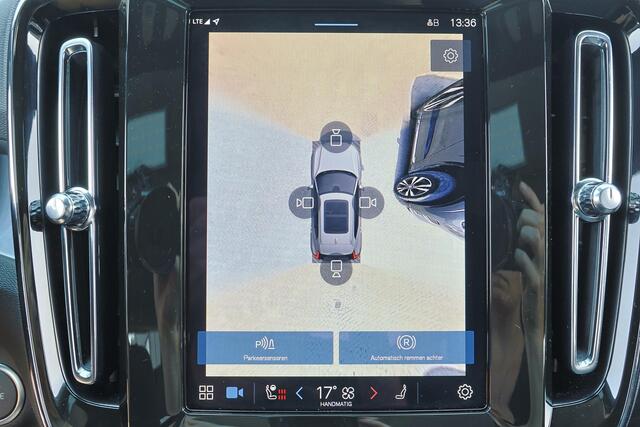 Volvo XC40 2.0 B4 Plus Black Edition Panorama/schuifdak - IntelliSafe Assist & Surround - 360º Camera - Harmon Kardon Audio - Verwarmde voorstoelen, stuur & achterbank - Parkeersensoren voor & achter - Elektr. bedienb. voorstoelen met geheugen links - Draadloze tel.