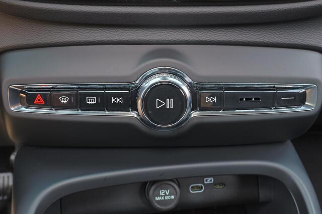 Volvo XC40 2.0 B4 Plus Black Edition Panorama/schuifdak - IntelliSafe Assist & Surround - 360º Camera - Harmon Kardon Audio - Verwarmde voorstoelen, stuur & achterbank - Parkeersensoren voor & achter - Elektr. bedienb. voorstoelen met geheugen links - Draadloze tel.