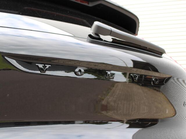 Volvo XC40 2.0 B4 Plus Black Edition Automaat / Panoramadak / Microtech Nubuck bekleding / Privacy Glass / Harman Kardon